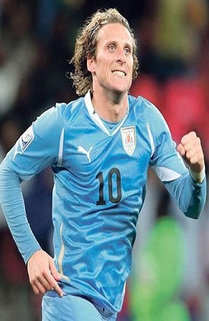 Diego Forlán anunció su retiro de las canchas