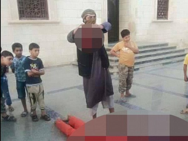 Estado Islámico decapita soldado frente a niños para “educarlos”