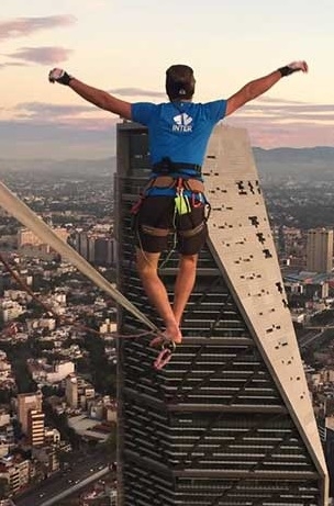 FOTOS: Alexander Schultz cruzó Avenida Reforma en CDMX a 230 metros de altura