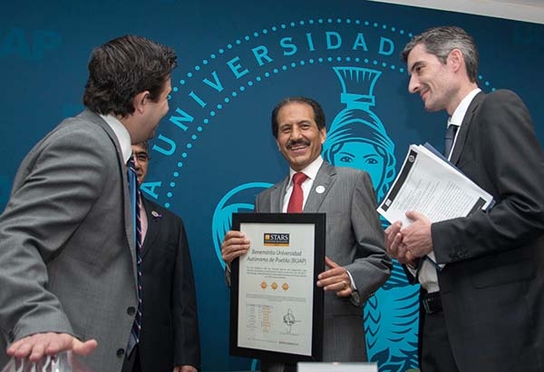 BUAP recibe el reconocimiento QS Stars