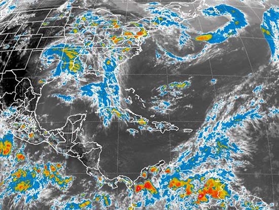 “Amanda” se debilita a huracán categoría 2; persiste alerta amarilla