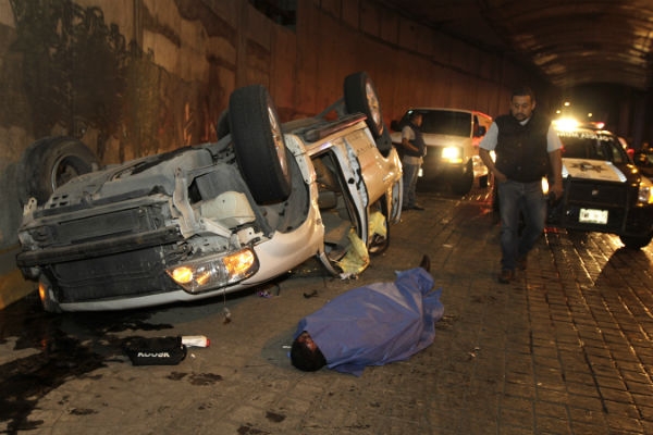 Murió tras impactar su camioneta en el Distribuidor Juárez-Serdán