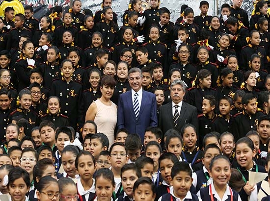 Tony Gali apadrina a egresados de primaria del CENHCH