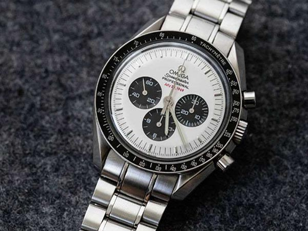 ¿Cómo llegó este reloj a la Luna?