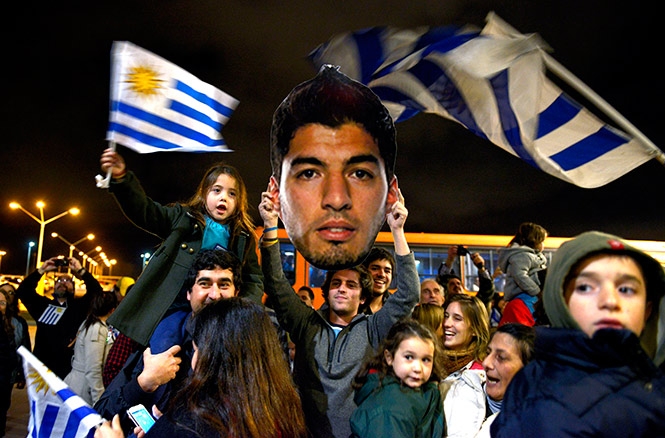 Luis Suárez ya está en Uruguay, lo reciben como héroe