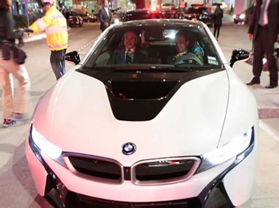 Raúl Salinas se pasea en auto de 2 mdp