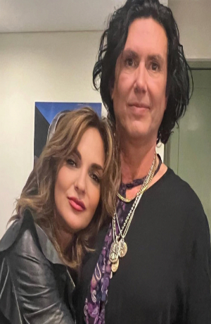 Saúl Hernández causa polémica con su apariencia y lo llaman “de cera”
