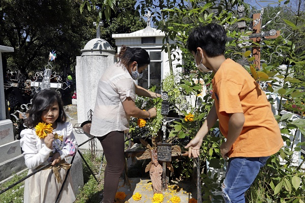FOTOS: Cientos de poblanos acudieron al Panteón Municipal por Día de Muertos