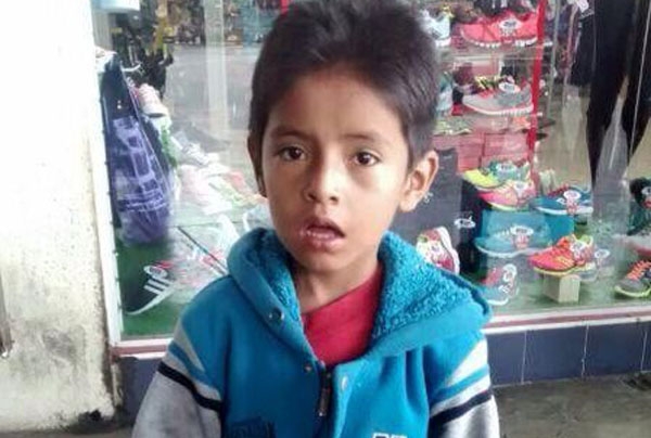 Buscan a familiares de niño perdido en plaza comercial de Puebla
