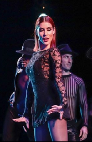 María León cautiva con sensual baile en camerinos