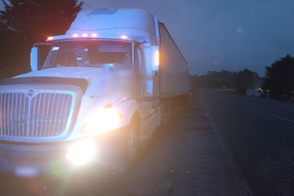 Recupera policía estatal un tractocamión robado en la autopista Puebla-Orizaba