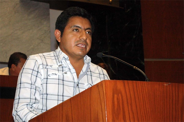 Comando irrumpe en casino y secuestra a diputado en Guerrero