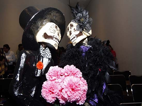 Corredor de ofrendas para muertos en Puebla