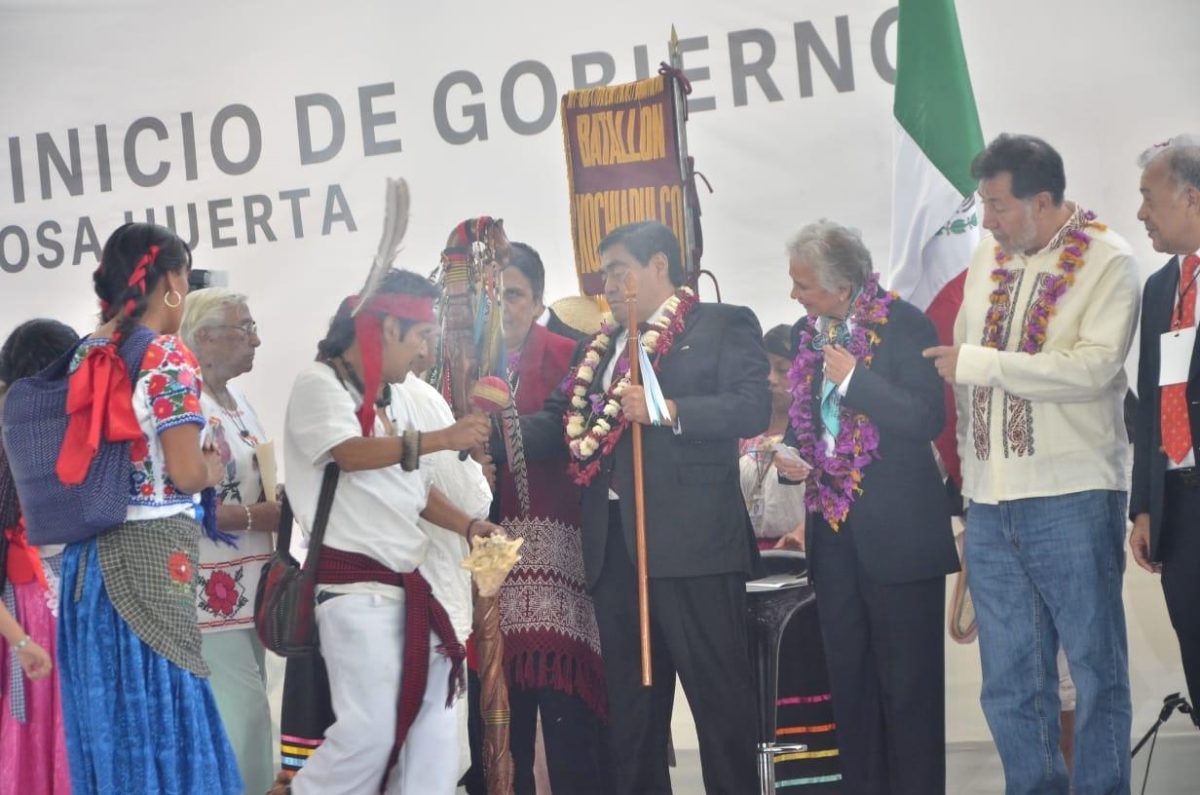 Miguel Barbosa recibe bastón de mando de pueblos originarios