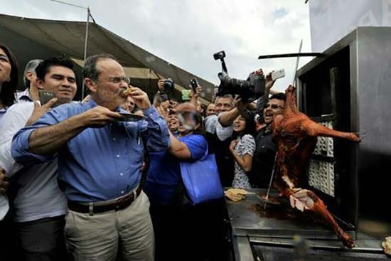 Gustavo Madero se come un taco de “cordero”