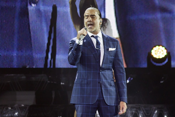 Alejandro Fernández enloquece a Puebla pese a horas de retraso