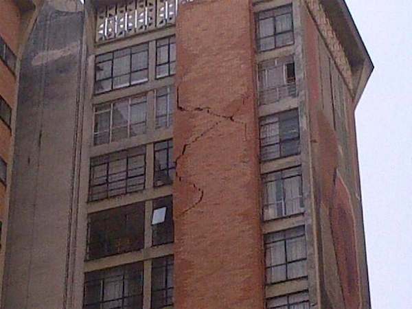 Vecinos se rehúsan a dejar edificio en riesgo en la colonia Doctores