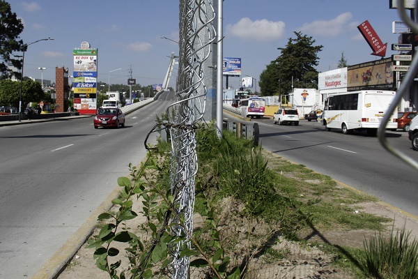 Una joven amaga con arrojarse del puente de la Calzada Zaragoza