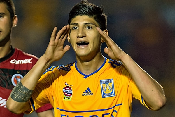 Alan Pulido no podrá jugar en Grecia, TAS falló a favor de Tigres