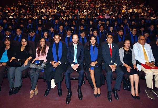 Luis Banck acompaña a egresados de Ingeniería Industrial de la BUAP en su graduación