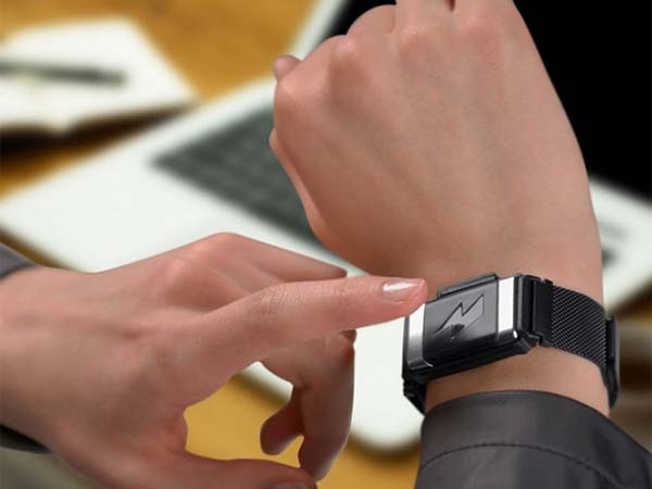 La pulsera que te da toques si comes de más