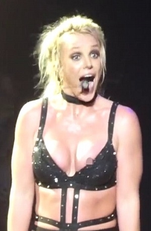 Britney Spears “enseñó” de más en pleno show