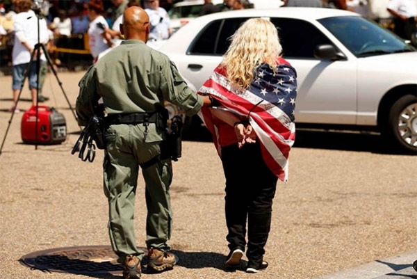 Arrestan a 100 activistas pro migrantes frente a Casa Blanca