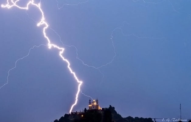 Captan caída de rayo sobre la iglesia de la pirámide de Cholula