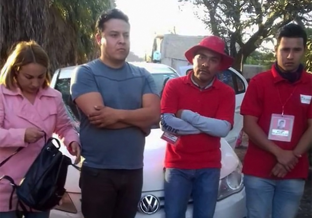 Intentan linchar a empleados de Sedeso por recoger tarjetas de Bansefi en Tilapa