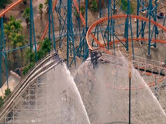 Incendio hace colapsar montaña rusa de Six Flags California