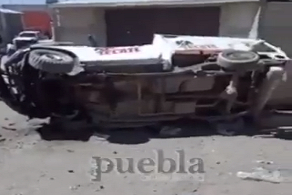Tren arrolla una camioneta con cervezas que quiso ganar el paso en Ciudad Serdán