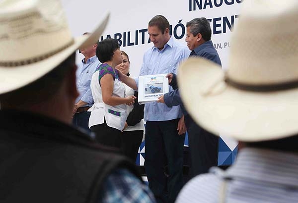 RMV inaugura aulas didácticas y entrega apoyos al campo en Ahuazotepec