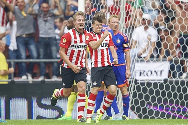 PSV con Guardado derrotaron al Feyenoord y siguen invictos en Holanda