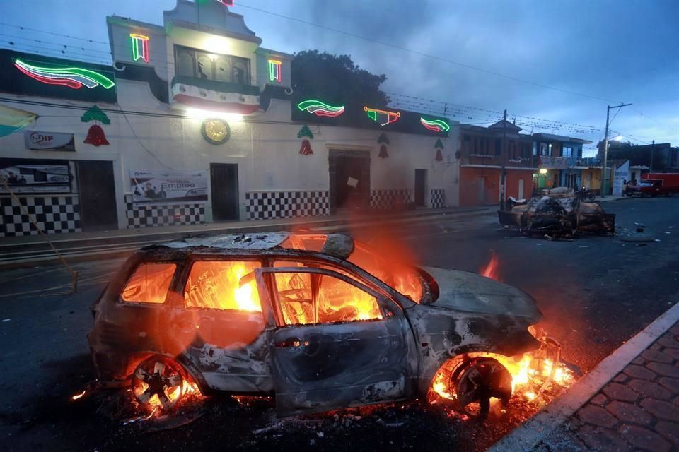 Queman vehículos y atacan presidencia en Tianguismanalco al frustrar linchamiento