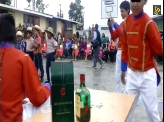 VIDEO: Niños recrean parranda en bailable de escuela primaria pública
