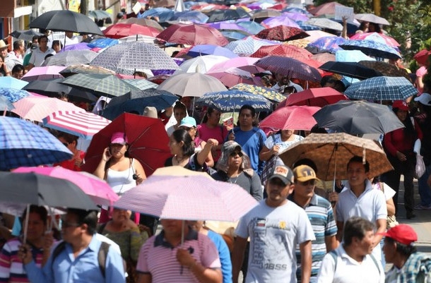Maestros de la CNTE marchan en Oaxaca y Morelia contra reformas