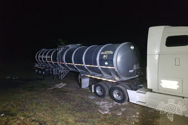 Hallan en Cuapiaxtla una pipa conectada a toma clandestina de petróleo