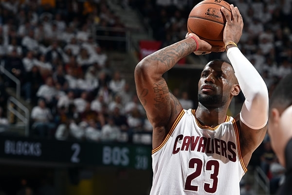 VIDEO: LeBron James anotó de canasta a canasta con una sola mano