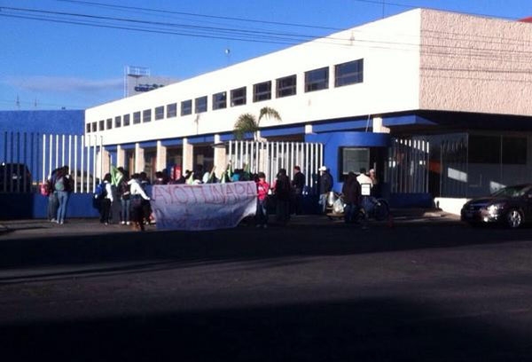 Normalistas protestan en radiodifusoras de Puebla y logran espacios