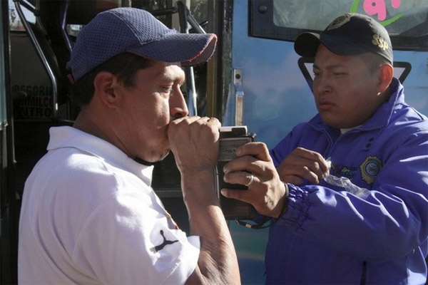 Muere policía arrollado por conductor que intentó evadir alcoholímetro