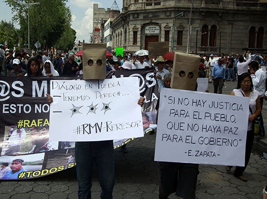 Poblanos realizan marcha “Por la Paz y la Dignidad”