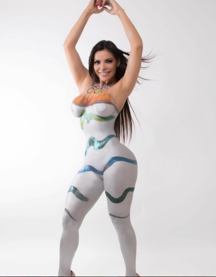 FOTOS: Suzy Cortez, en bodypaint para recibir a Río 2016