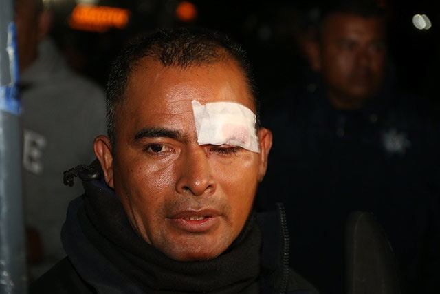 Policías de Oaxaca, atrincherados pese a intento de desalojo