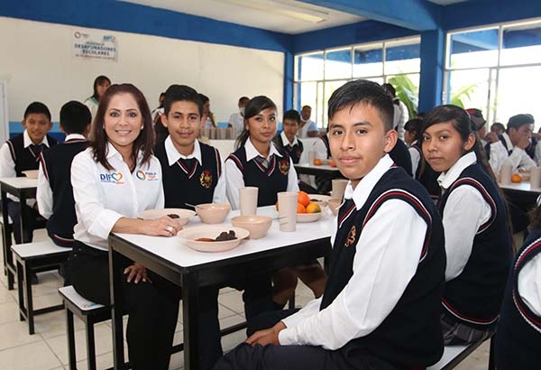 Dinorah López de Gali lleva apoyos a Tenampulco