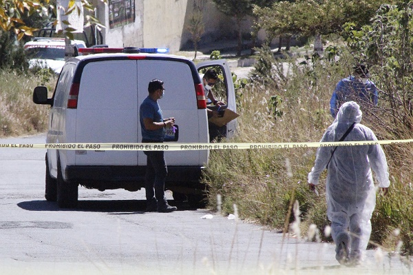 Encuentran cadáver embolsado y encobijado en barranca de San Aparicio