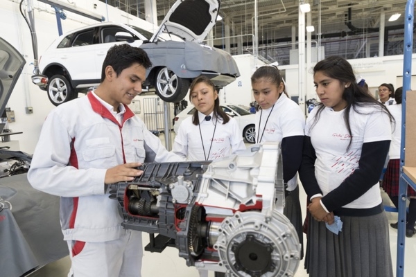 Niñas de municipios de Puebla conocieron la planta de Audi México