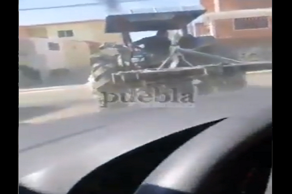 VIDEO. Campesino que acusa abuso policial golpeó a mujer y casi aplasta patrulla en Coronango