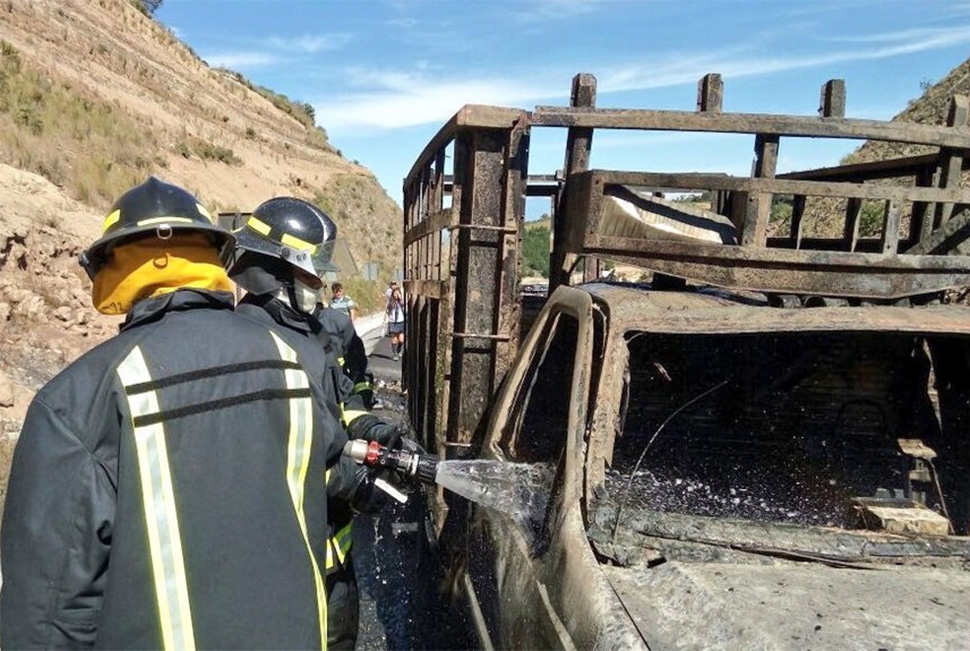Camioneta con víveres para damnificados se calcina en Libres, Puebla