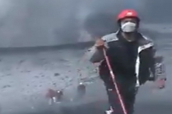 VIDEO: Alpinistas “invaden” cráter del Popocatépetl y les responde con fumarola