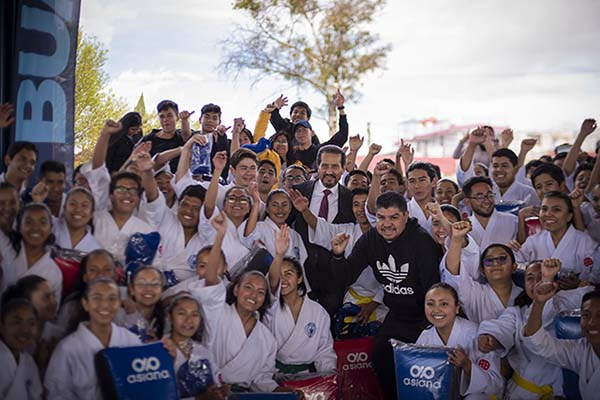 BUAP: Esparza Ortiz entregó cancha techada de usos múltiples en la preparatoria Benito Juárez